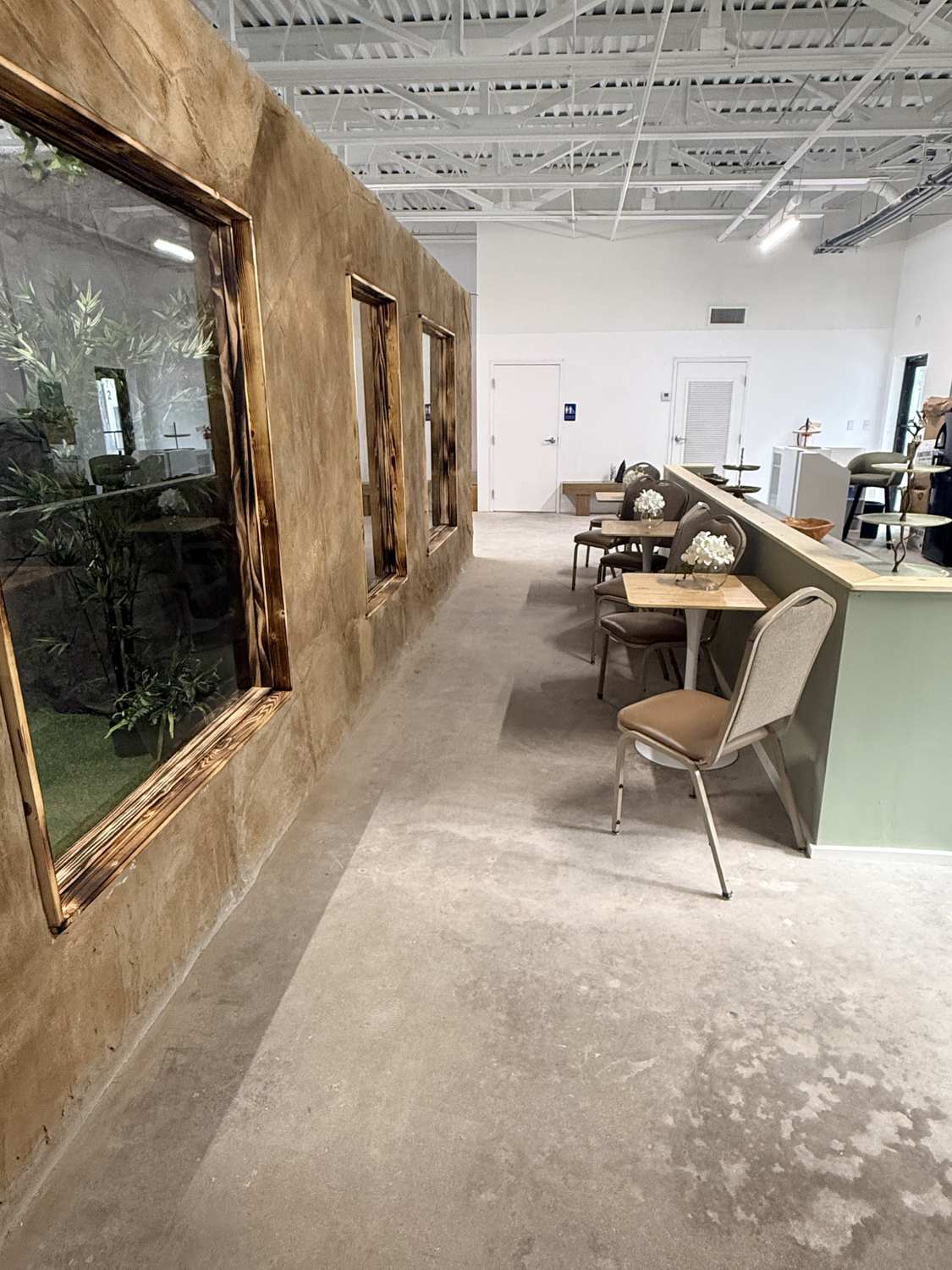 Corridor of habitat viewing windows along cafe tables